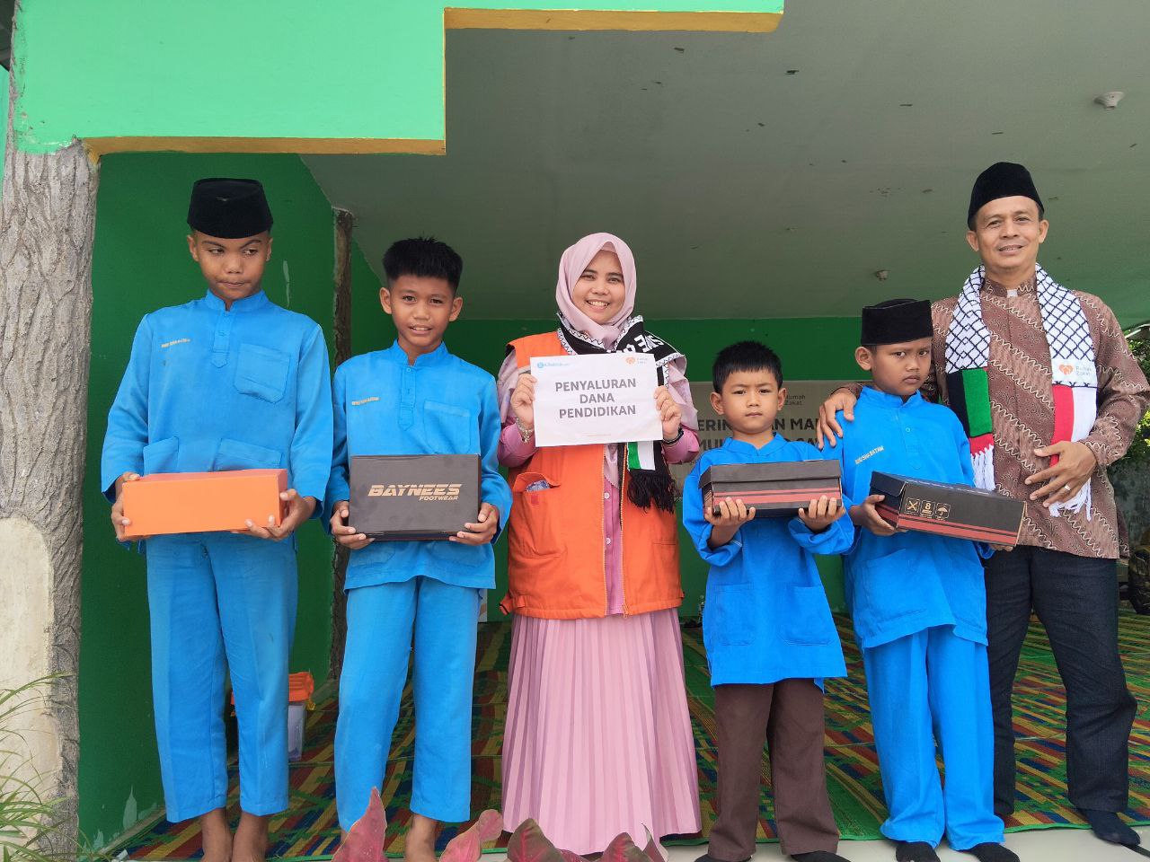 photo_2025-09-11_09-07-20 Penyerahan bantuan pendidikan Rumah Zakat di MIN 2 Batam