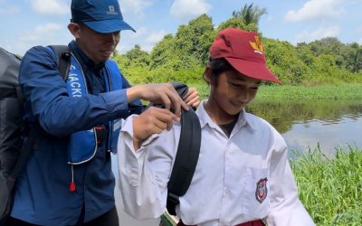 Rumah Zakat Salurkan Tas dan Sepatu Sekolah untuk Anak Pedalaman di Landak, Kalimantan Barat
