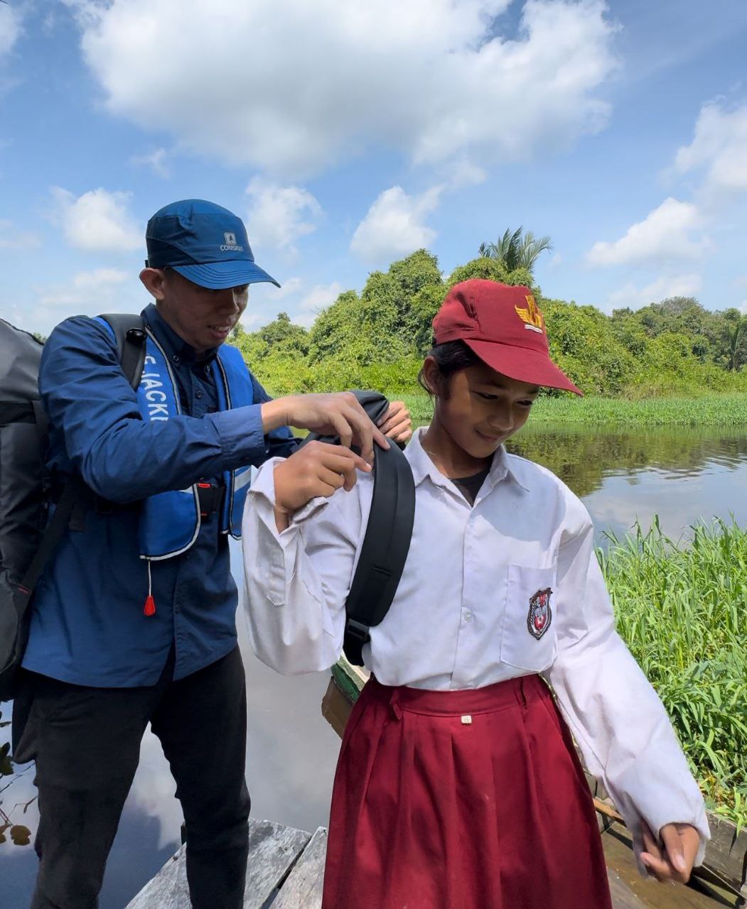 photo_2025-09-12_10-00-46 Relawan Rumah Zakat salurkan tas dan sepatu sekolah untuk anak pedalaman di Kalimantan Barat