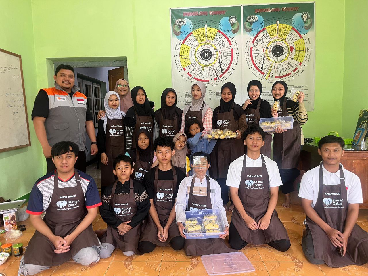 photo_2025-09-16_11-27-33 Remaja Desa Berdaya Kraton mengikuti Program Rumah Vokasi Rumah Zakat belajar membuat roti isi pisang dan coklat.