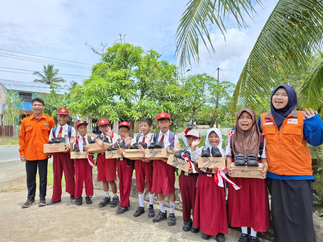 photo_2025-09-16_11-39-09 Rumah Zakat menyalurkan sepatu baru untuk Roy dan teman-temannya di Sungai Nipah, Jungkat. Program ini memberi semangat belajar dan meringankan beban keluarga.