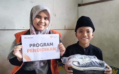 Penyaluran Sepatu Baru Rumah Zakat Batam untuk Samy Anak Yatim Piatu