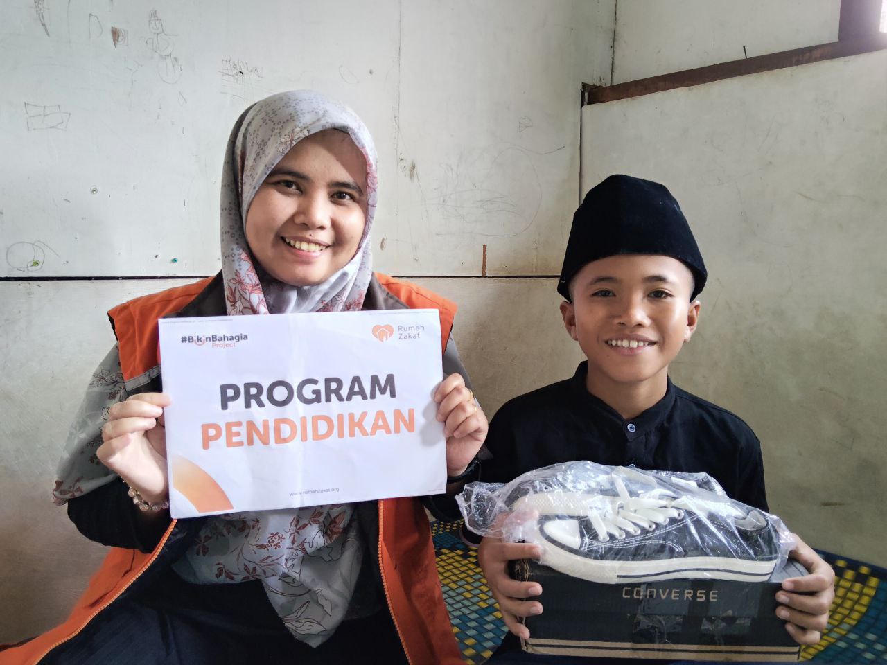 photo_2025-09-17_13-10-55 Relawan Rumah Zakat Batam menyalurkan sepatu baru untuk Samy yatim piatu.