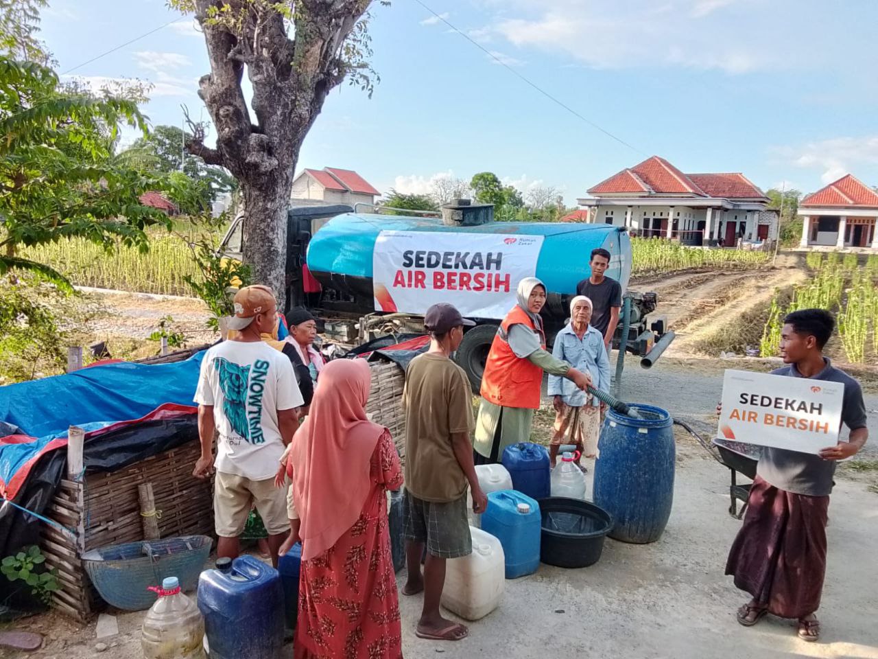 Relawan Rumah Zakat mendistribusikan air bersih kepada warga terdampak kekeringan di Pamekasan.