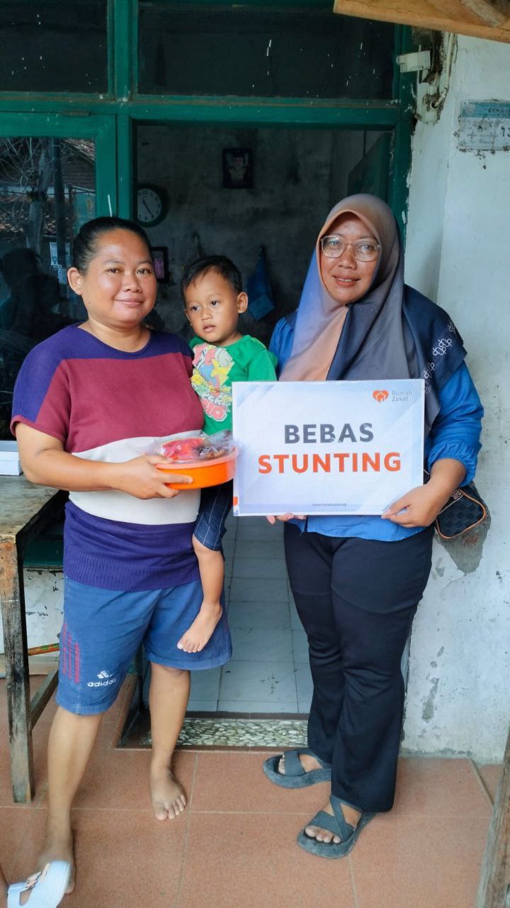 photo_2025-09-22_10-34-05 Relawan Rumah Zakat melakukan home visit untuk memantau balita penerima program Rumah Gizi di Indramayu.