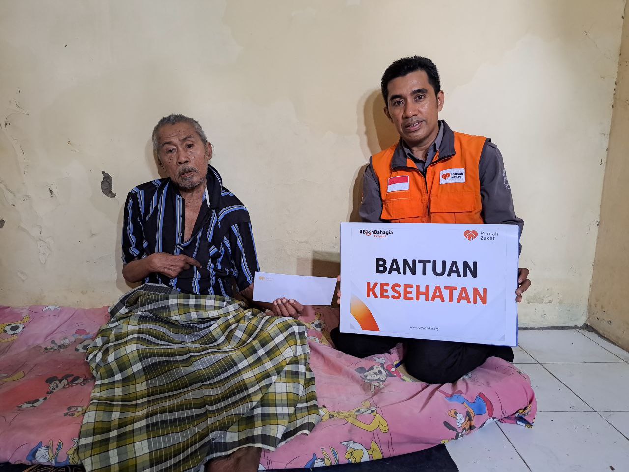 photo_2025-09-22_11-14-33 Relawan Rumah Zakat menyalurkan bantuan kesehatan untuk penderita strok di Cilegon.