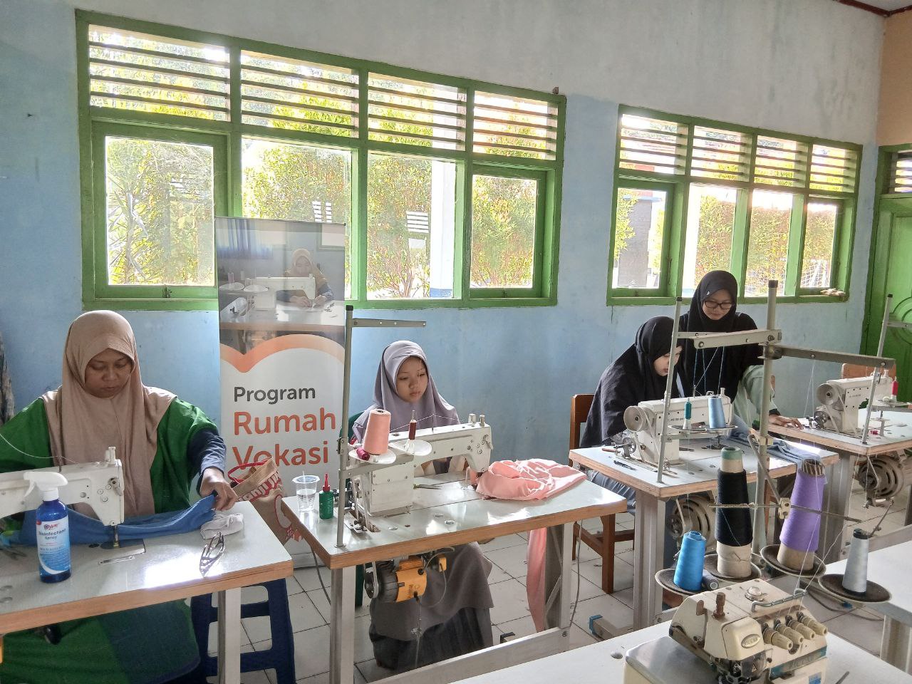 photo_2025-09-24_13-34-54 Peserta pelatihan menjahit Rumah Zakat Serang membuat pola pakaian