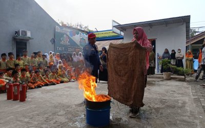 Rumah Zakat Gelar Volunteer Goes to School Mitigasi Kebakaran di SDIT Ottoman Depok