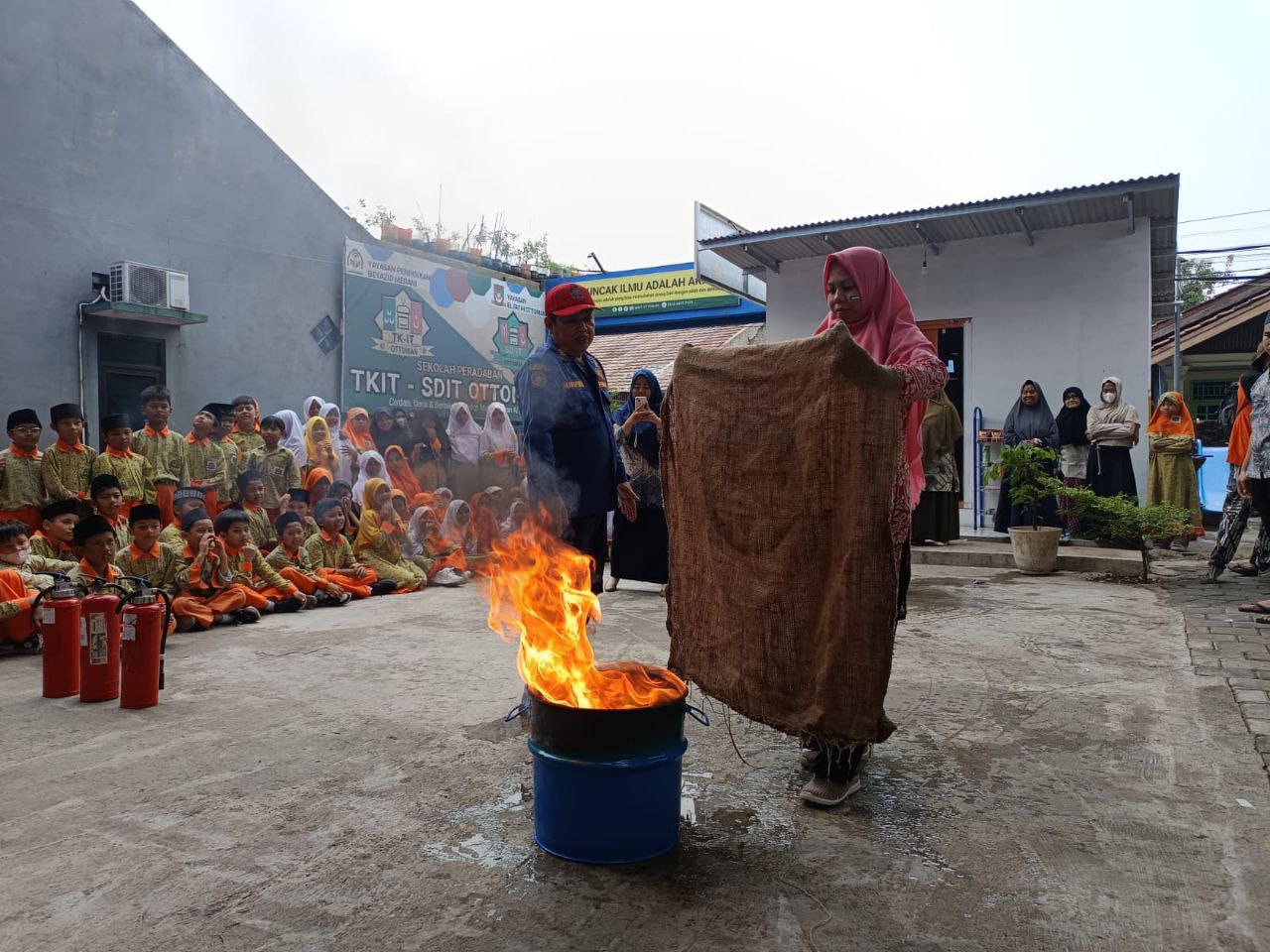 Rumah Zakat Volunteer Goes to School Mitigasi Kebakaran di SDIT Ottoman Depok