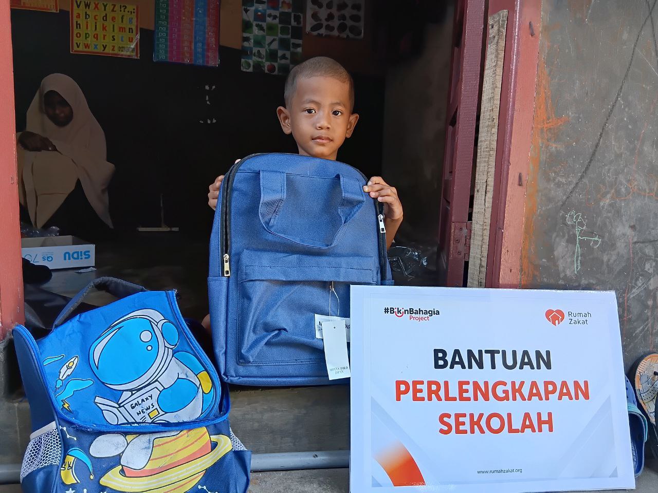 photo_2025-09-30_10-30-38 Relawan Rumah Zakat salurkan perlengkapan sekolah untuk anak muallaf di Makassar