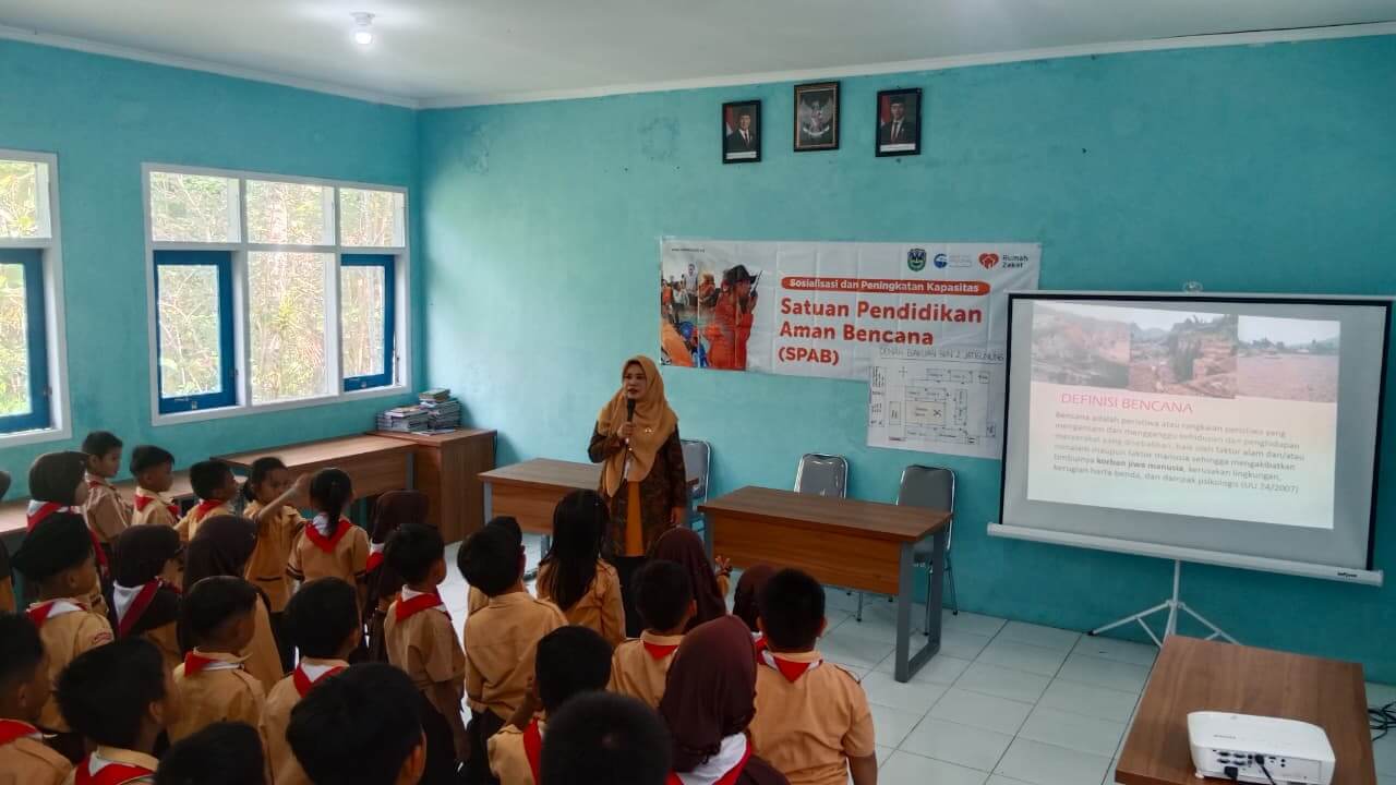 Bencana 2 Relawan Rumah Zakat melatih siswa SDN 3 Pagerejo Pacitan tentang kesiapsiagaan bencana.