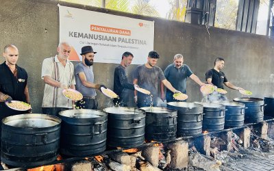 Jaringan Sekolah Islam Terpadu Bersama Rumah Zakat Salurkan Hotmeals untuk Gaza