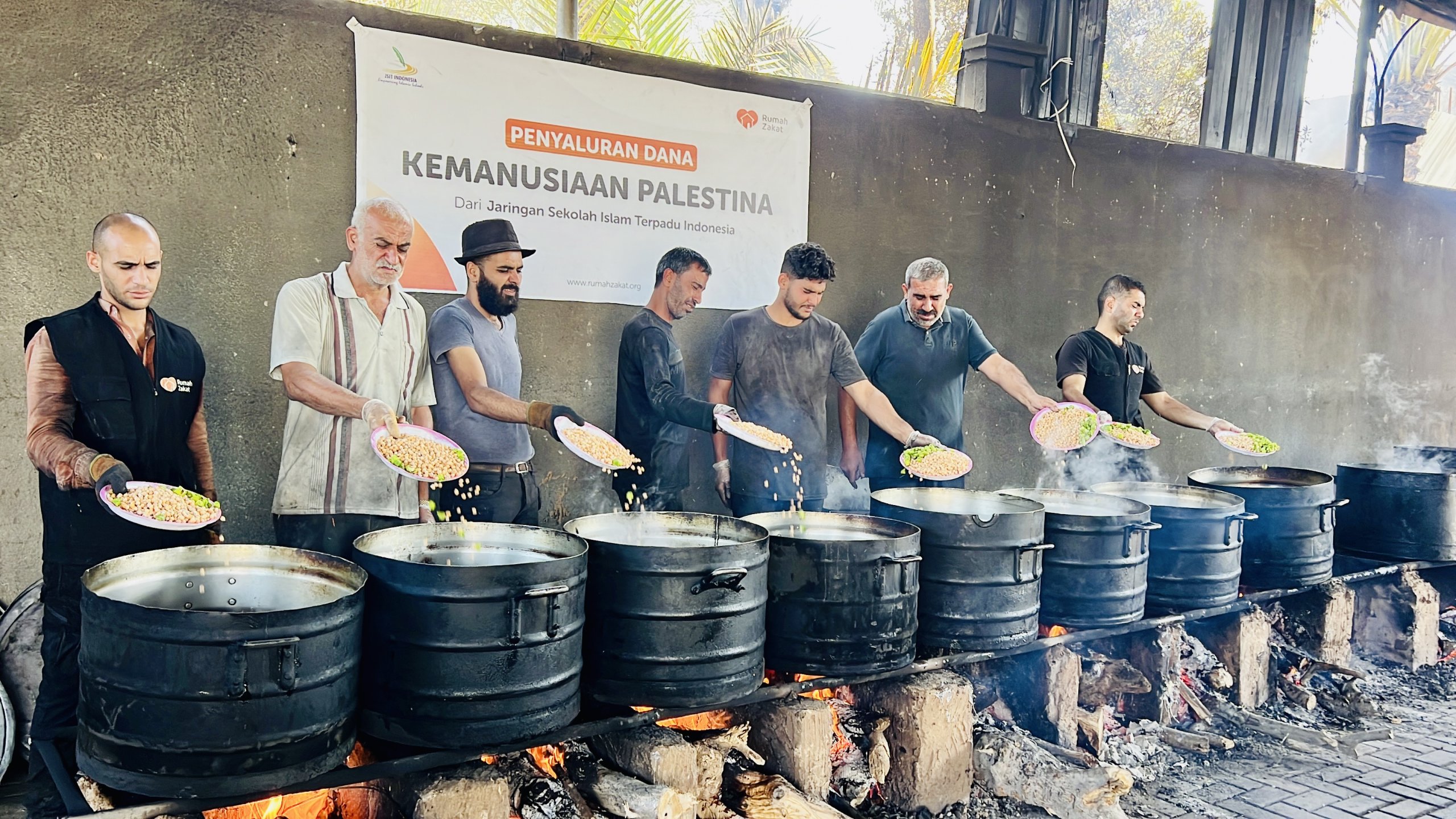 Relawan Rumah Zakat Sedang Memasak
