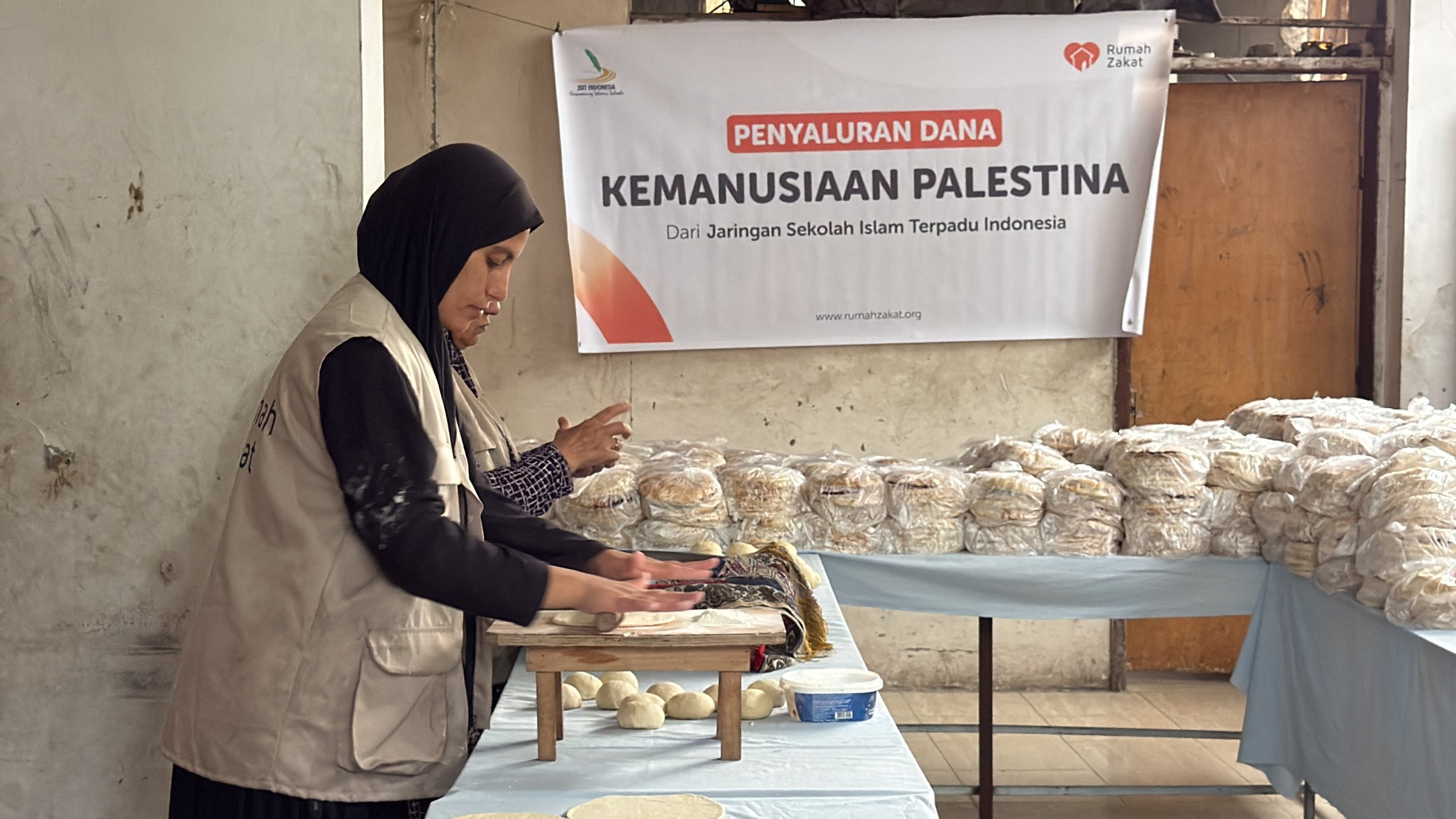 IMG_3782 Relawan sedang memasak roti