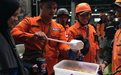 Rumah Zakat Bagikan 350 Cup Minuman untuk Relawan dan Penyintas di Ponpes Al-Khoziny