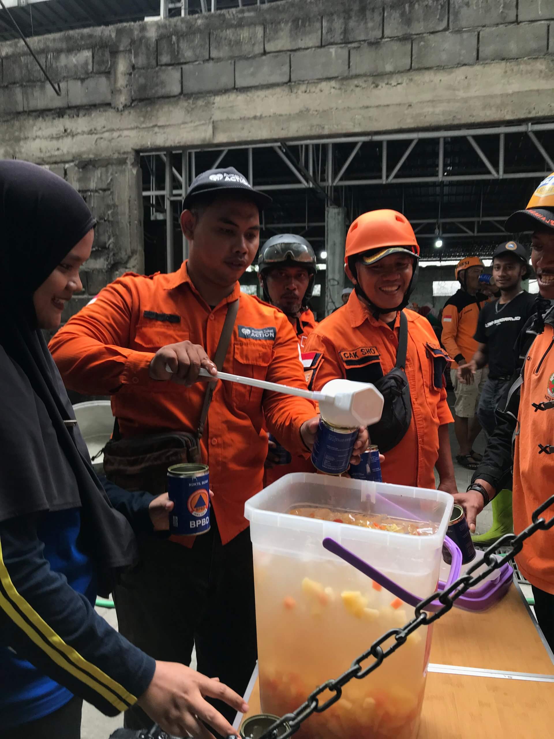 Pos segar 1 Relawan Rumah Zakat Pos Segar membagikan 350 cup minuman segar untuk relawan dan penyintas Ponpes Al-Khoziny.