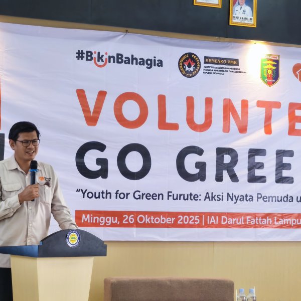 Peserta Volunteer Go Green Rumah Zakat menanam 400 bibit pohon di Bandar Lampung sebagai aksi hijau pemuda.