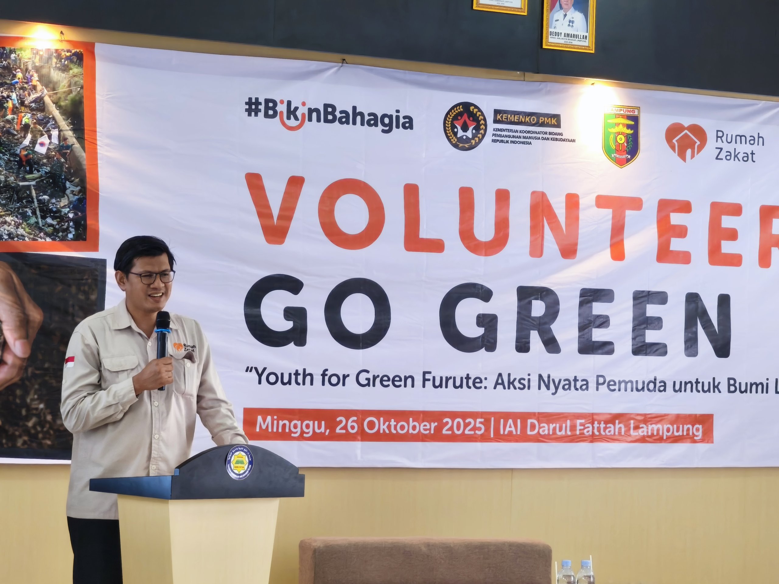 Peserta Volunteer Go Green Rumah Zakat menanam 400 bibit pohon di Bandar Lampung sebagai aksi hijau pemuda.