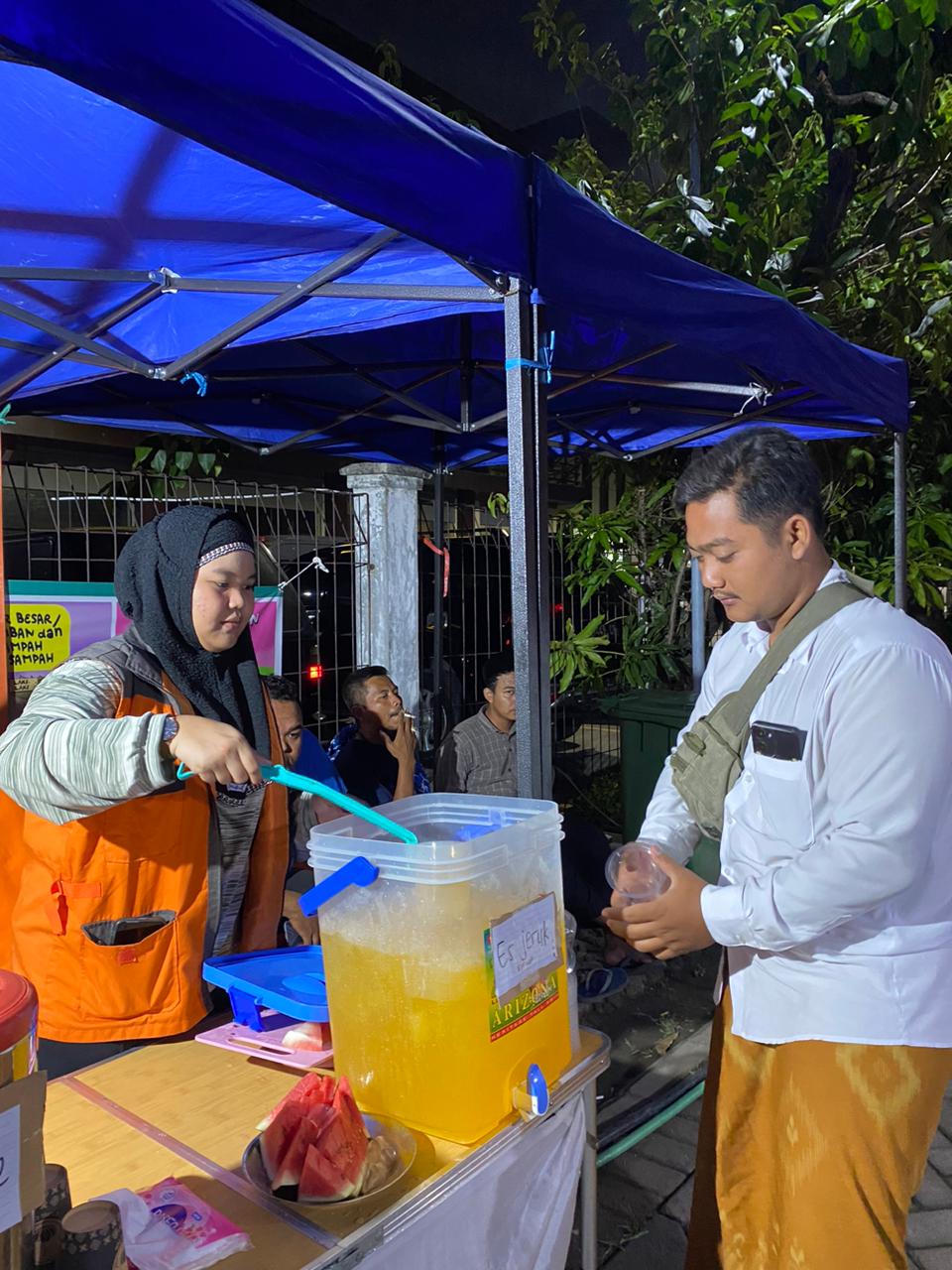 WhatsApp Image 2025-10-08 at 08.18.35 Relawan Rumah Zakat Action membagikan minuman segar kepada petugas di lokasi musala Al-Khoziny Sidoarjo.