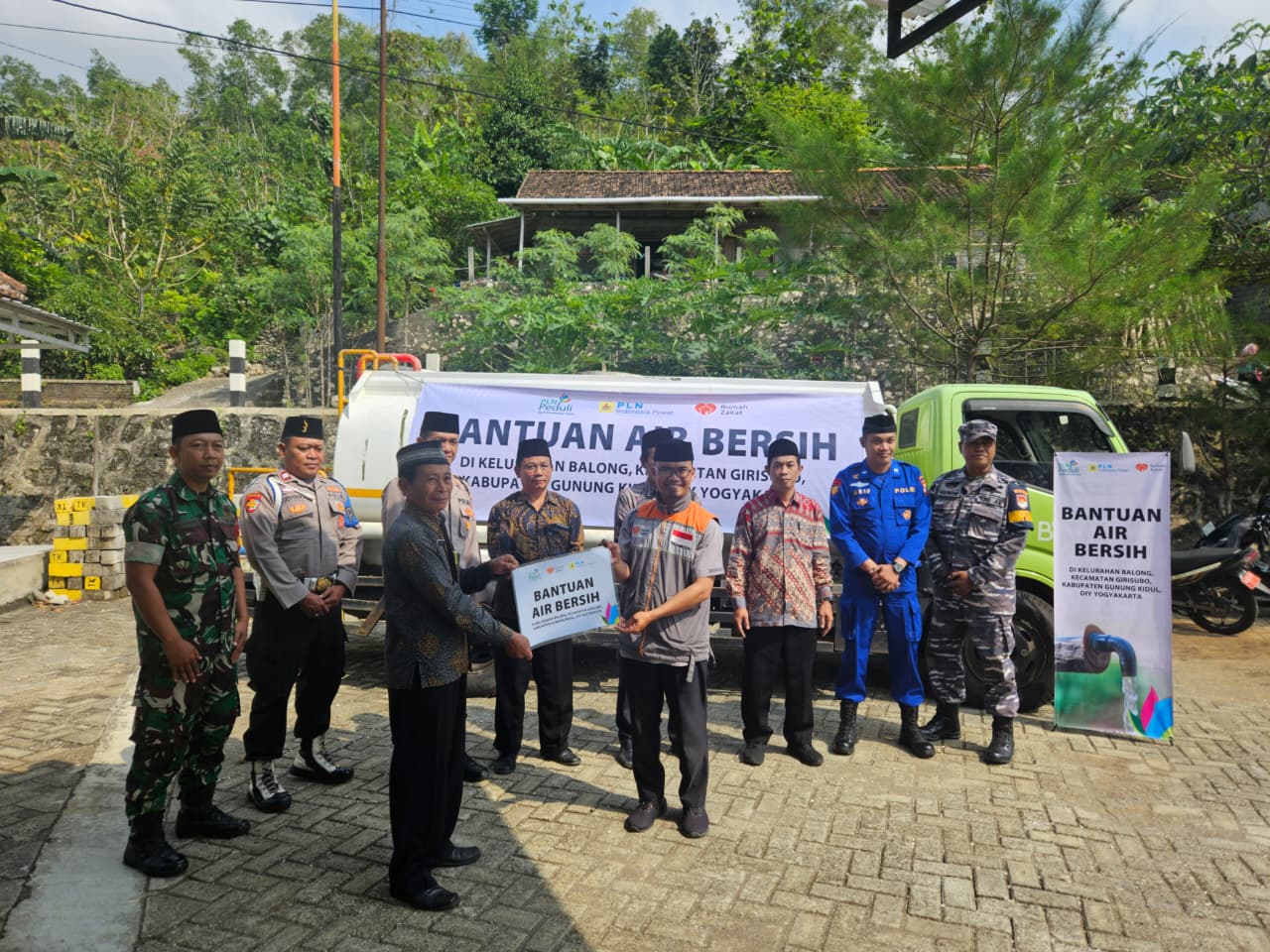 WhatsApp Image 2025-10-08 at 08.53.41 PLN Indonesia Power Gunungkidul dan Rumah Zakat menyalurkan air bersih di Kalurahan Balong