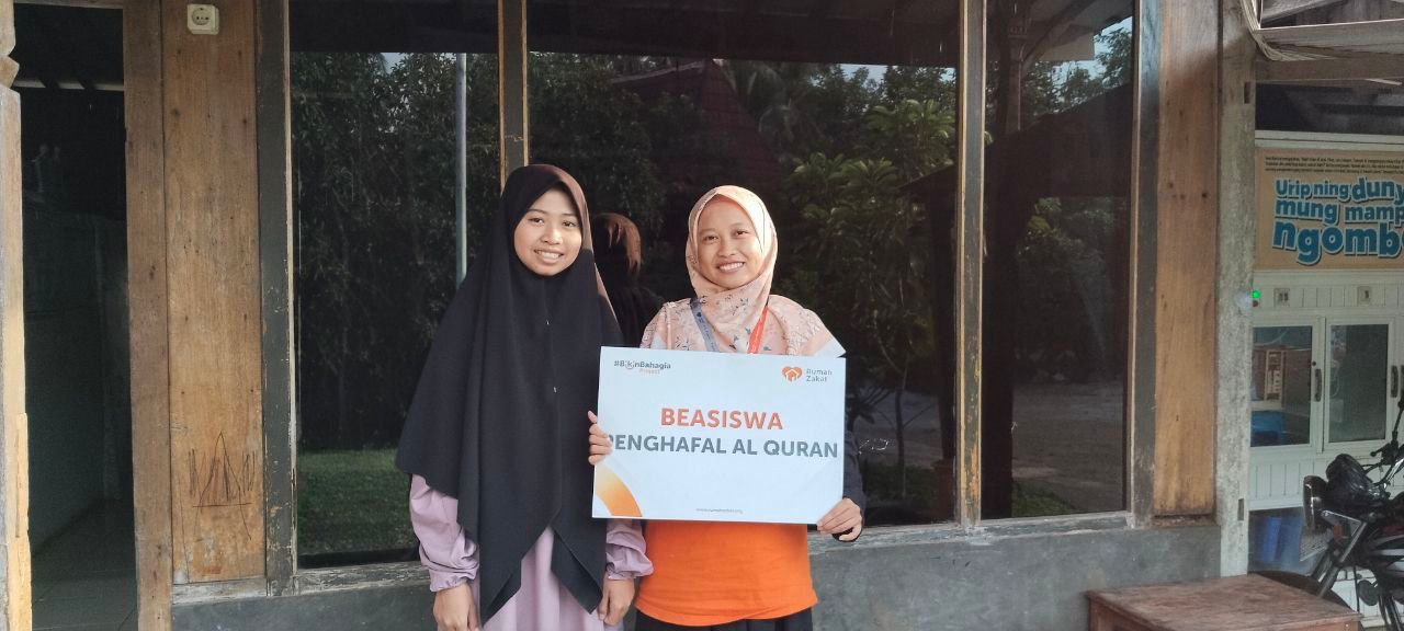 WhatsApp Image 2025-10-22 at 09.22.55 Perwakilan Rumah Zakat menyerahkan beasiswa kepada santri penghafal Al-Qur’an di Pondok Pesantren Rijalul Qur’an Semarang dalam rangka Hari Santri 2025.