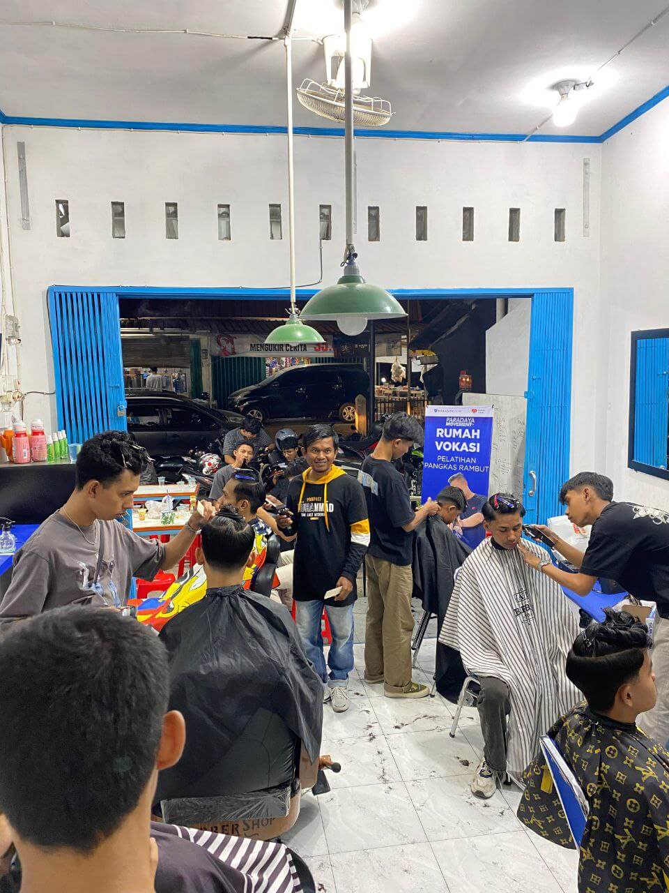 photo_2025-10-01_10-47-15 Peserta Pelatihan Barbershop Rumah Zakat Padang Batch 6 praktik teknik potong rambut bersama trainer