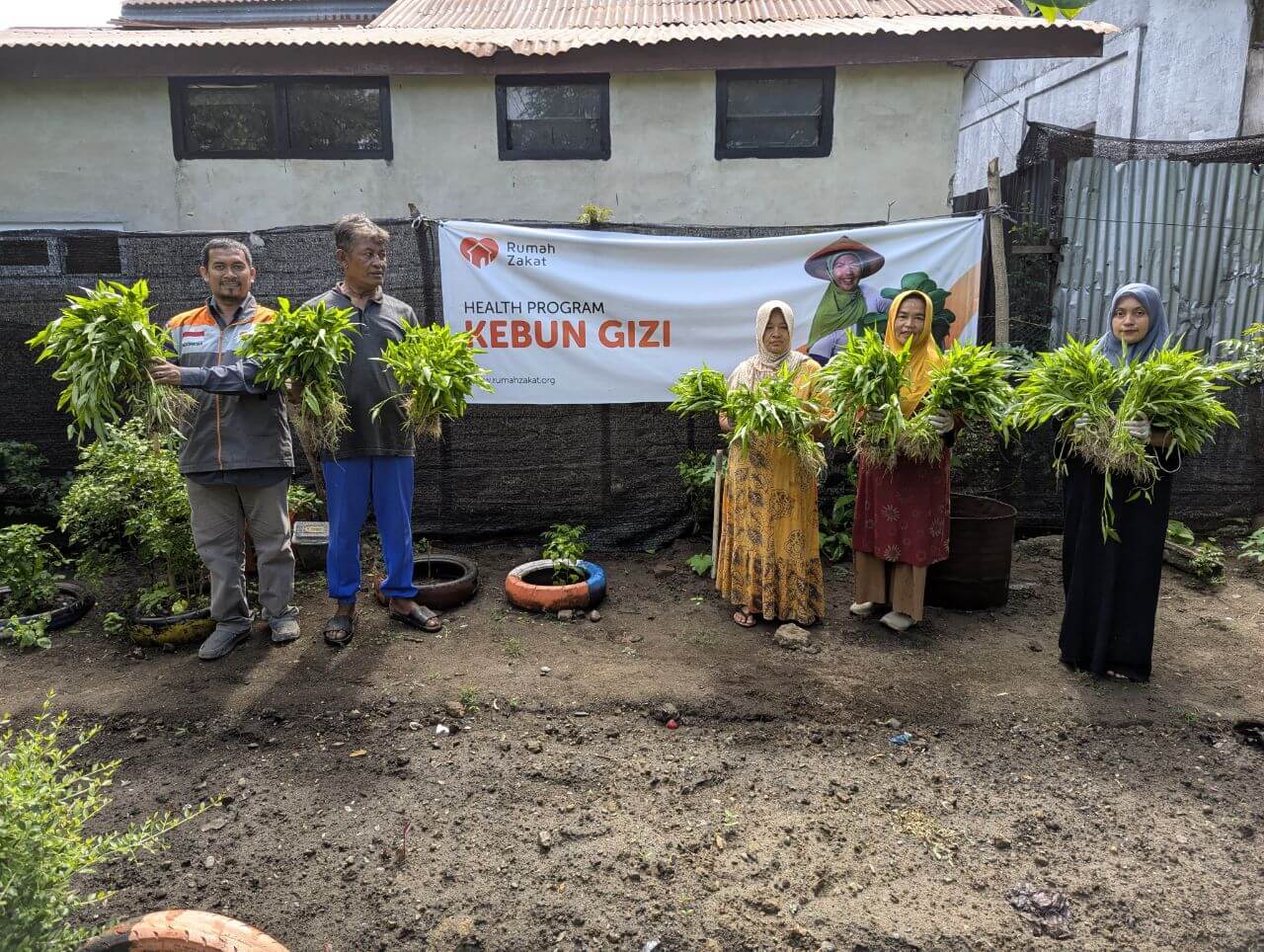photo_2025-10-01_13-12-51 Ibu-ibu kelompok tani ceria binaan Rumah Zakat sedang memanen kangkung organik di Kebun Gizi Desa Alue Deah Tengoh Banda Aceh