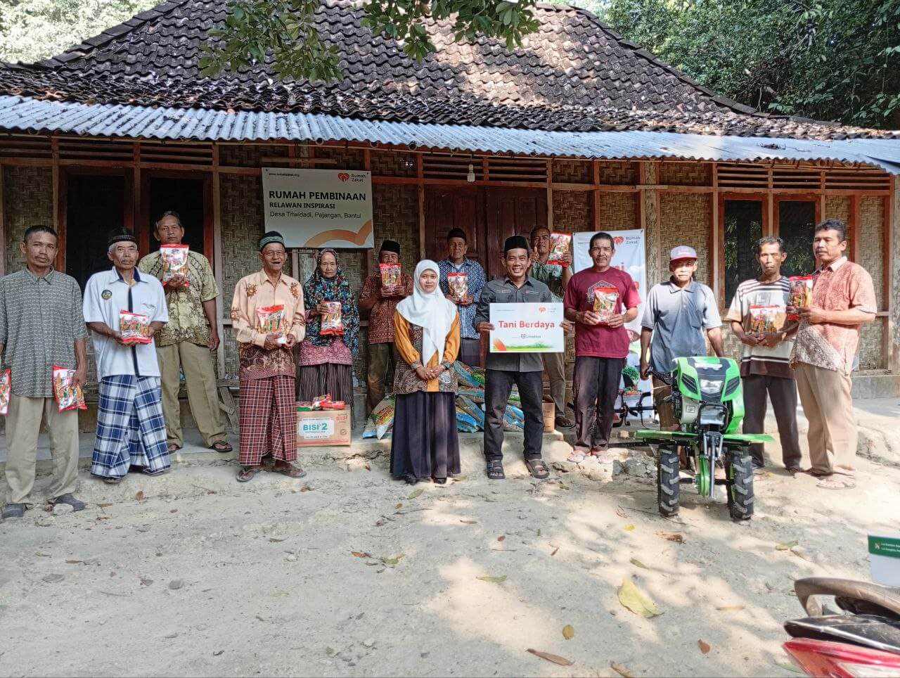 photo_2025-10-03_09-47-23 Penyerahan bantuan modal usaha tani berupa benih jagung, padi, pupuk, dan cultivator cakar baja dari Rumah Zakat untuk petani Triwidadi.