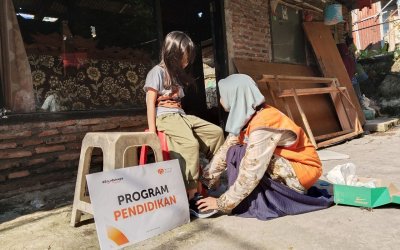 Rumah Zakat Salurkan Bantuan Sepatu untuk Anak Korban Longsor di Semarang