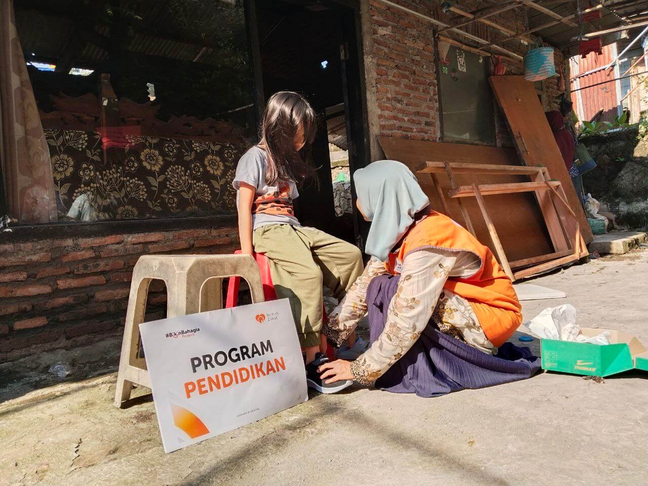 photo_2025-10-03_10-30-27 Anak korban longsor Semarang menerima bantuan sepatu dari Rumah Zakat