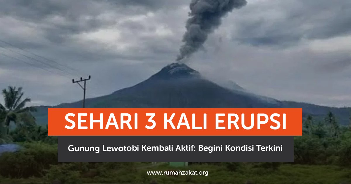 Asap tebal keluar dari puncak Gunung Lewotobi Laki-laki di Flores Timur setelah mengalami erupsi pada Minggu 5 Oktober 2025.