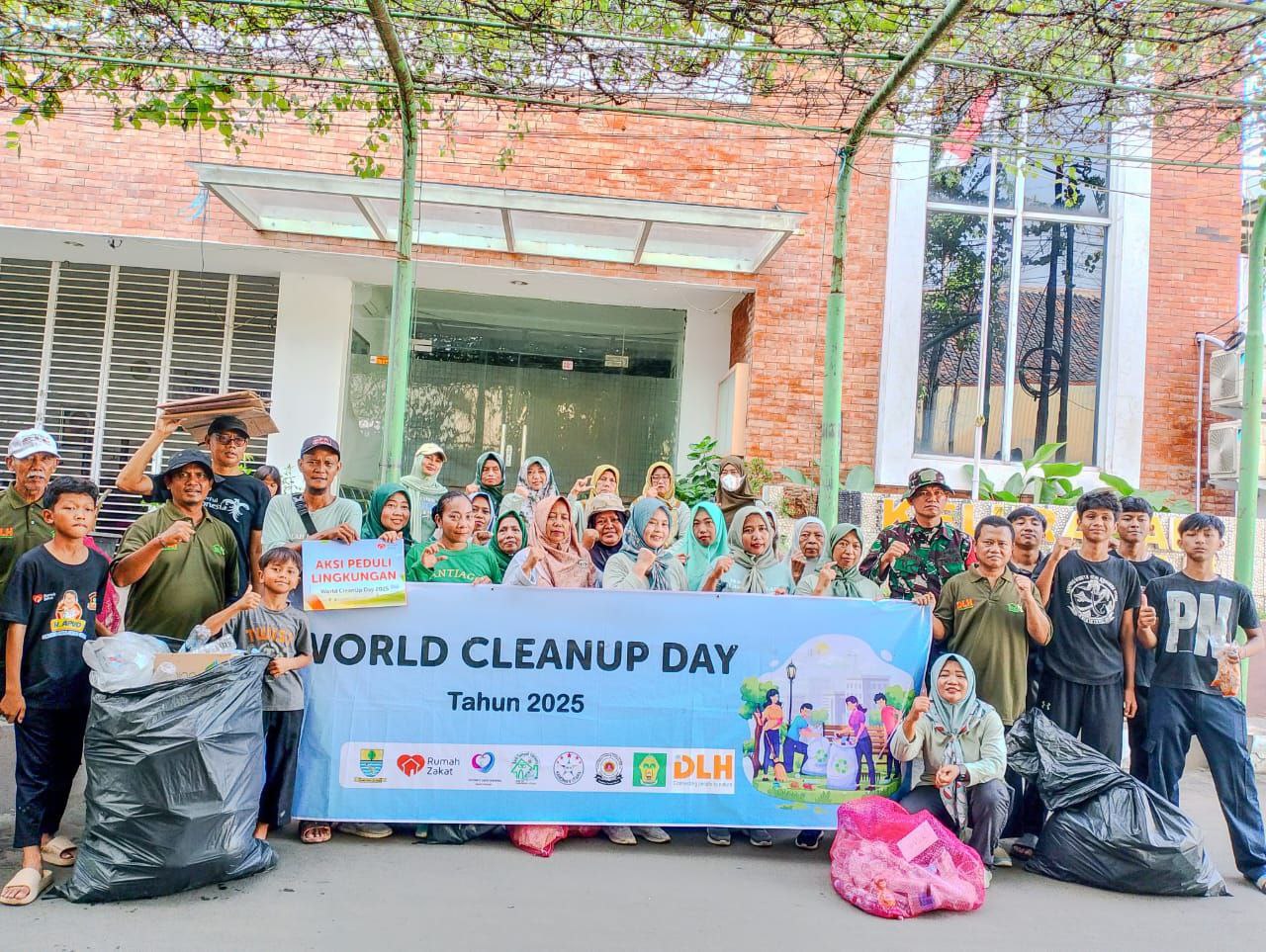 photo_2025-10-06_09-48-04 Relawan Rumah Zakat dan warga mengikuti Aksi Peduli Lingkungan di Cirebon dalam rangka World Cleanup Day 2025.