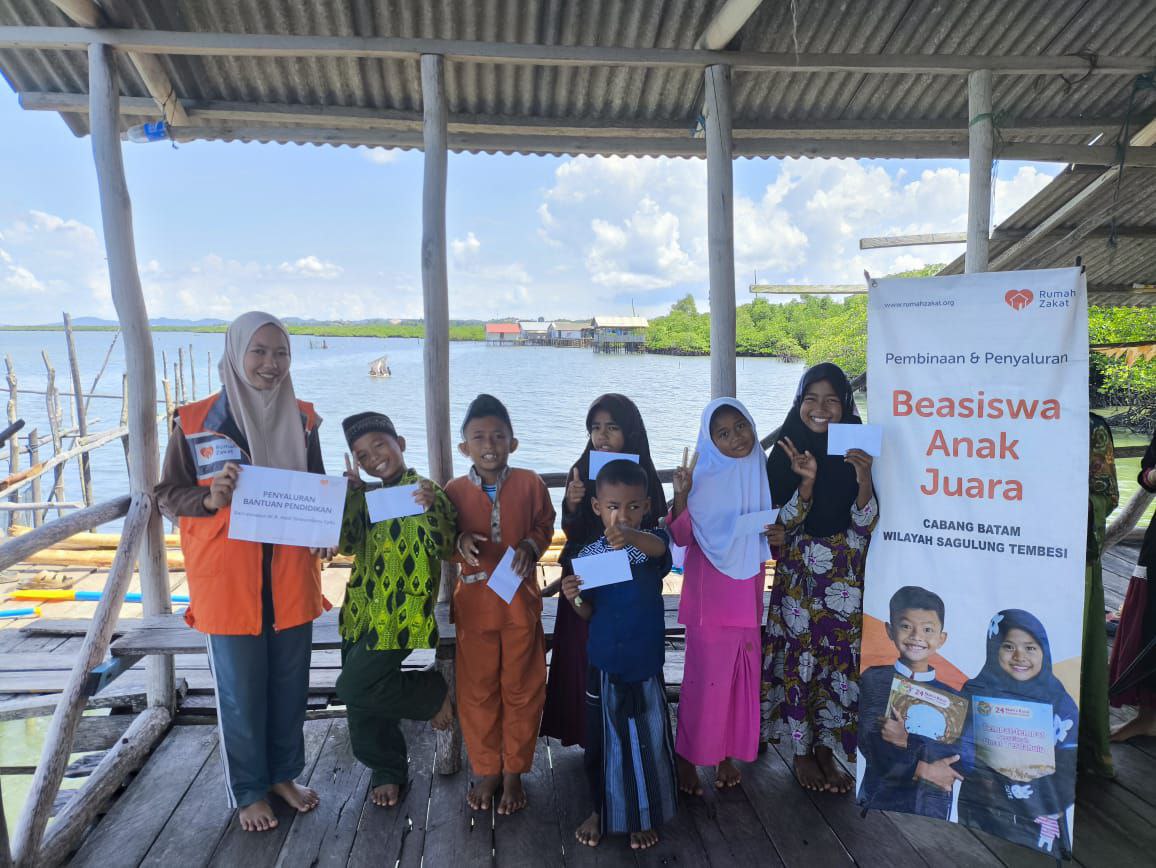 Anak Juara Rumah Zakat wilayah Nongsa Kabil mengikuti pembinaan dan belajar doa Kunut bersama mentor.
