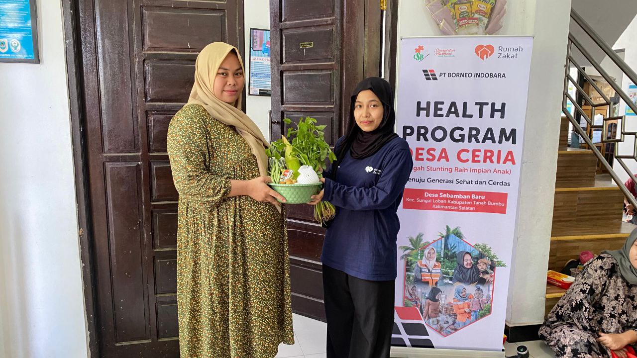 Para ibu hamil mengikuti Kelas Ibu Hamil Rumah Zakat Sebamban Baru dengan antusias.