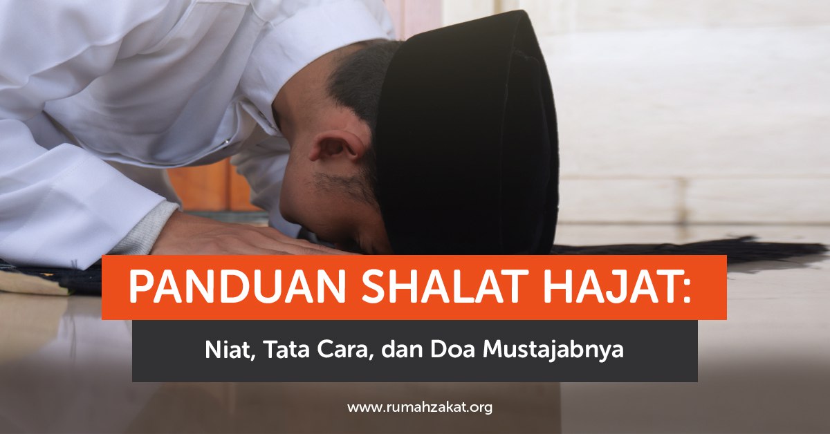 Muslim sedang melaksanakan shalat hajat di malam hari dengan khusyuk.