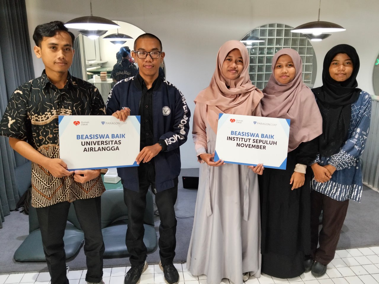 photo_2025-10-14_08-44-01 Penyerahan bantuan biaya pendidikan Rumah Zakat kepada mahasiswa ITS dan UNAIR.