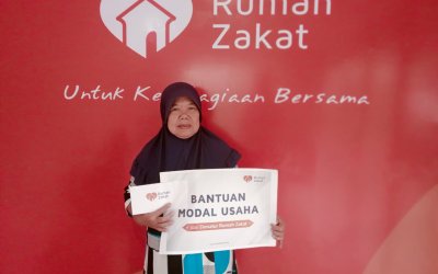 Rumah Zakat Salurkan Bantuan Modal Usaha Kuatkan Ekonomi Lansia Penjual Nasi Kuning