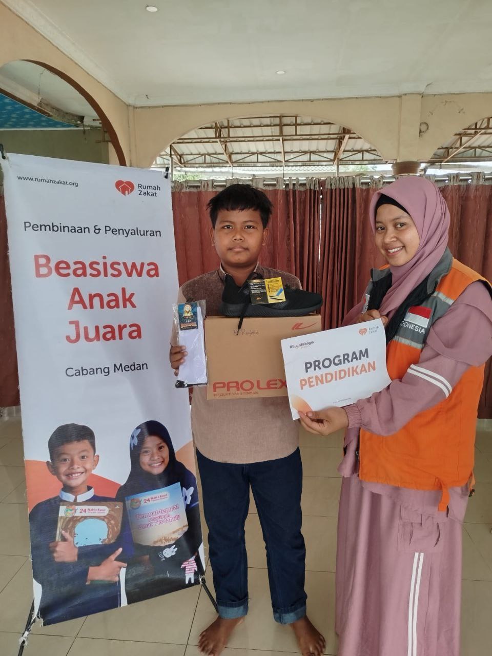 photo_2025-10-14_13-15-19 Anak-anak binaan menerima bantuan perlengkapan sekolah Rumah Zakat di Masjid Raya An Nur Binjai.