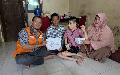 Rumah Zakat Aceh Salurkan Bantuan Kesehatan untuk M. Fikram yang 20 Tahun Tak Bisa Berdiri
