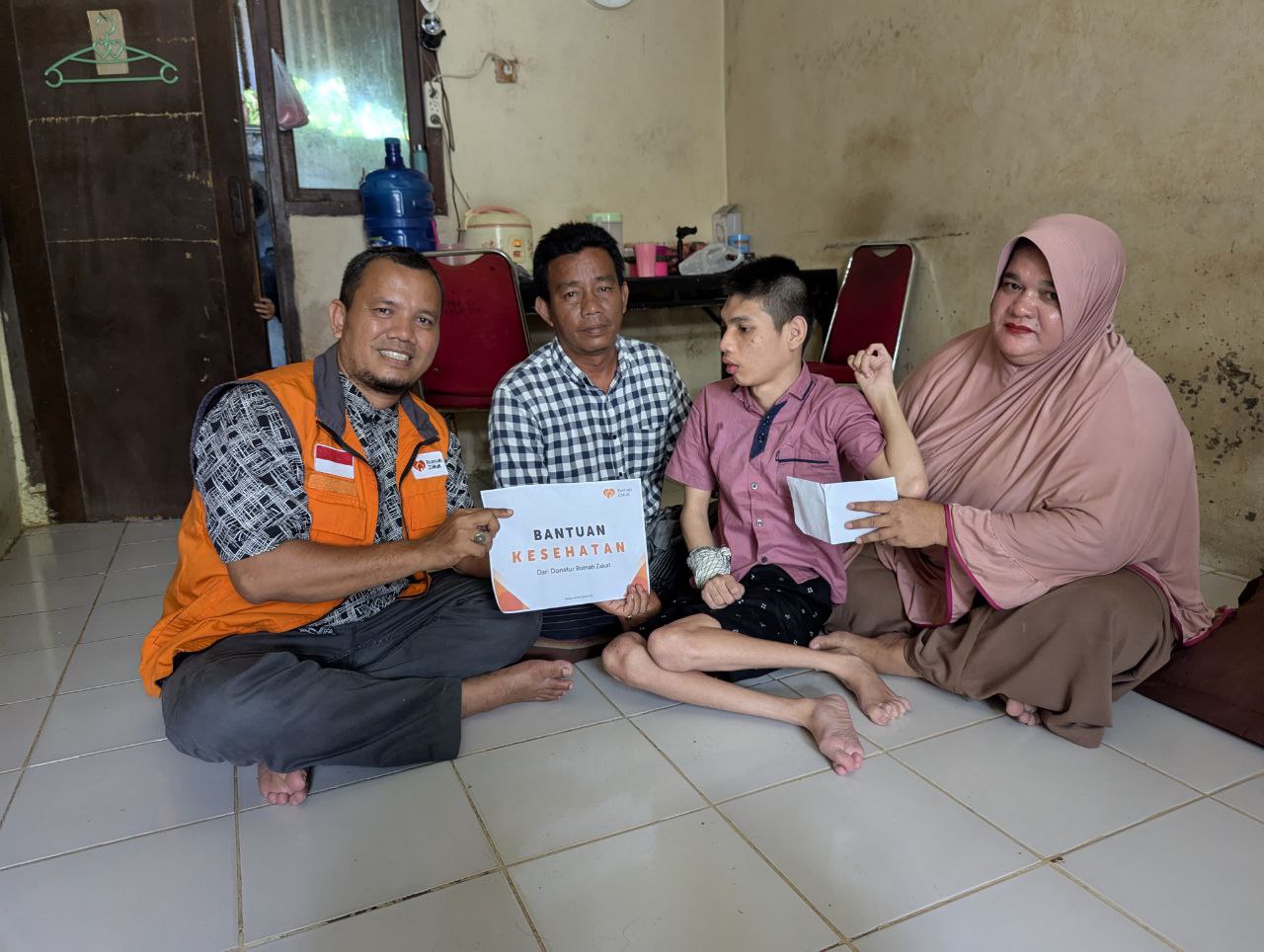 photo_2025-10-16_10-36-31 Petugas Rumah Zakat Aceh menyalurkan bantuan kesehatan untuk M. Fikram di Banda Aceh.