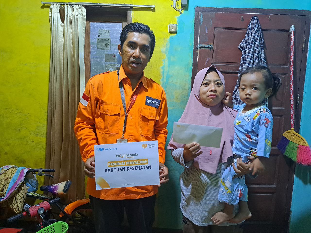 Program Leader Rumah Zakat menyerahkan bantuan kesehatan untuk balita penderita tumor mata di Cilegon.