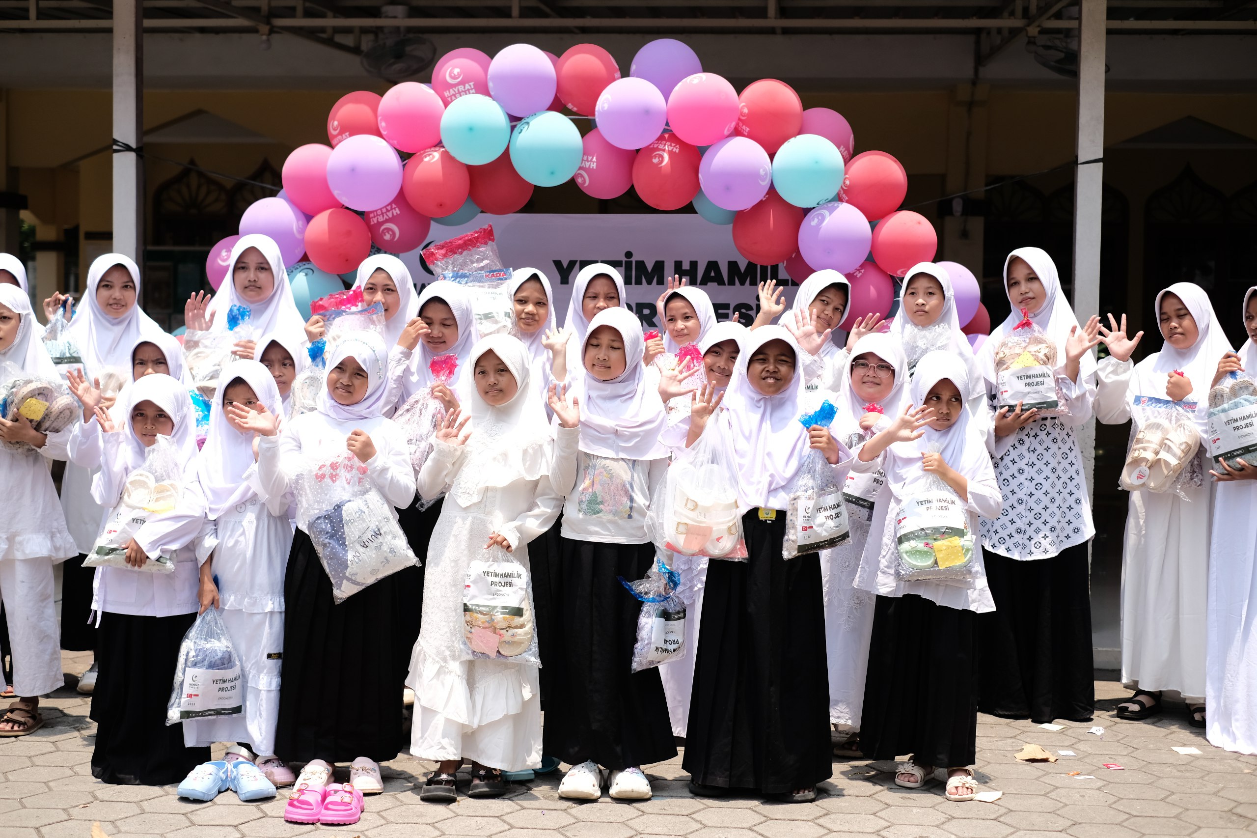 photo_2025-10-17_13-32-00 Hayrat Indonesia dan Rumah Zakat berbagi kebahagiaan bersama anak yatim di SD Juara Al Hakim Tangerang.