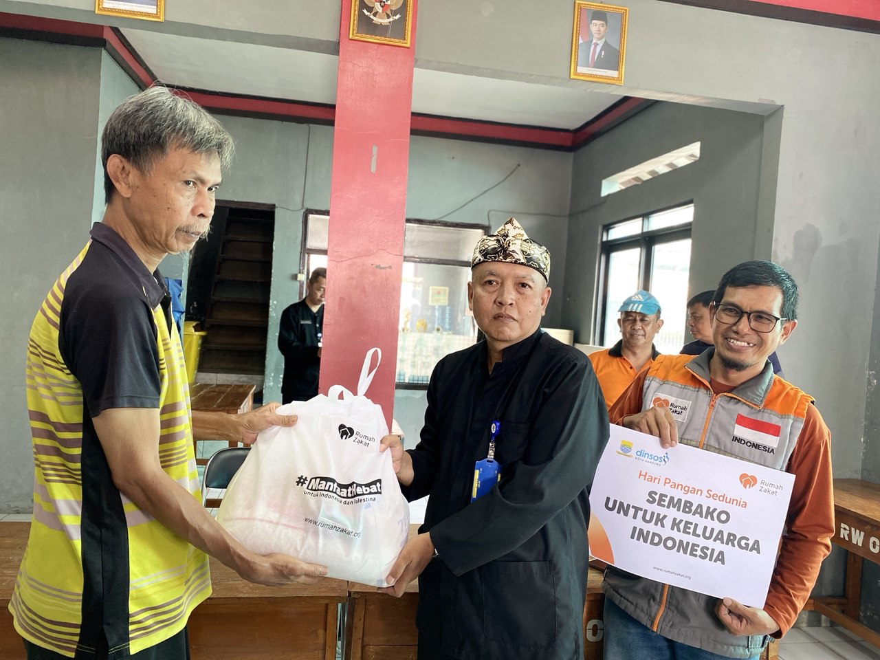 photo_2025-10-17_13-55-29 Tim Rumah Zakat dan Dinas Sosial Kota Bandung menyalurkan bantuan sembako kepada warga di Hari Pangan Nasional