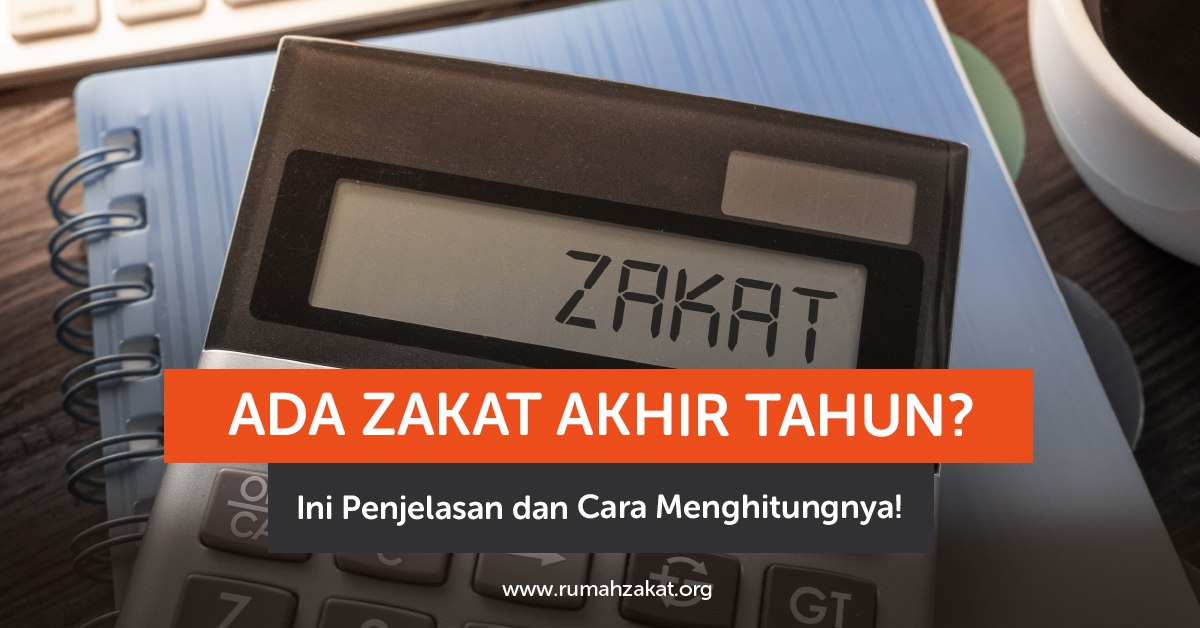 Ilustrasi seorang Muslim menghitung zakat akhir tahun dengan kalkulator dan buku catatan keuangan.