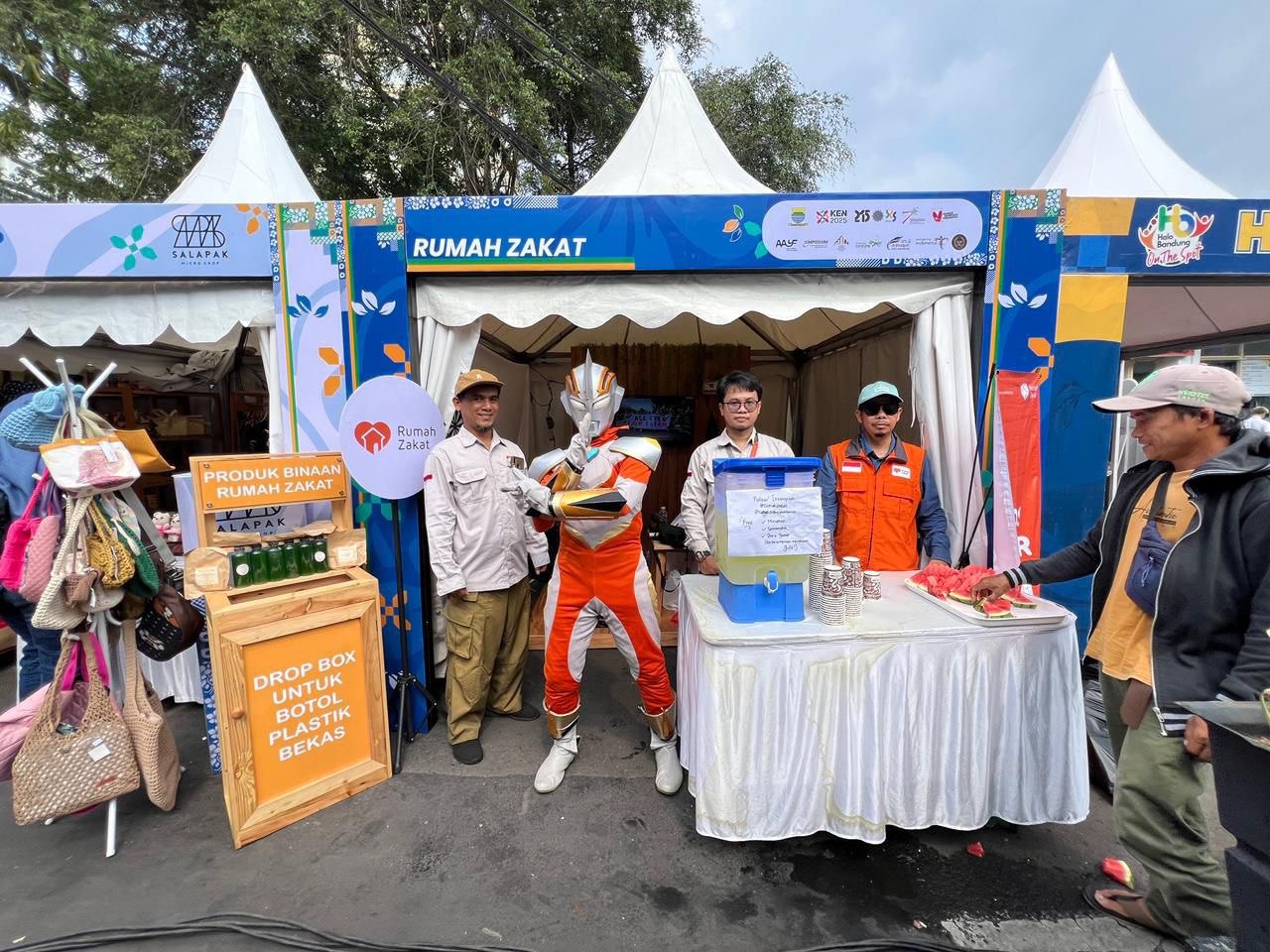 Relawan Rumah Zakat membagikan buah potong gratis kepada pengunjung Festival Asia Afrika 2025 di Bandung
