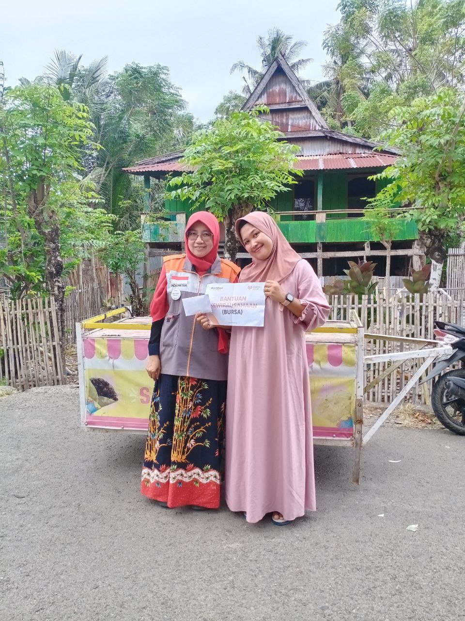 photo_2025-10-21_10-29-49 Relawan Rumah Zakat Memberikan Mockup Sebagai Simbolis Bantuan Kepada Penerima Manfaat