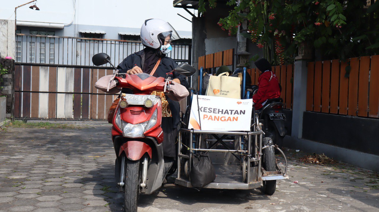photo_2025-10-21_11-11-45 Relawan Rumah Zakat Yogyakarta menyalurkan bantuan sembako kepada komunitas disabilitas perempuan di Nitian, Yogyakarta.