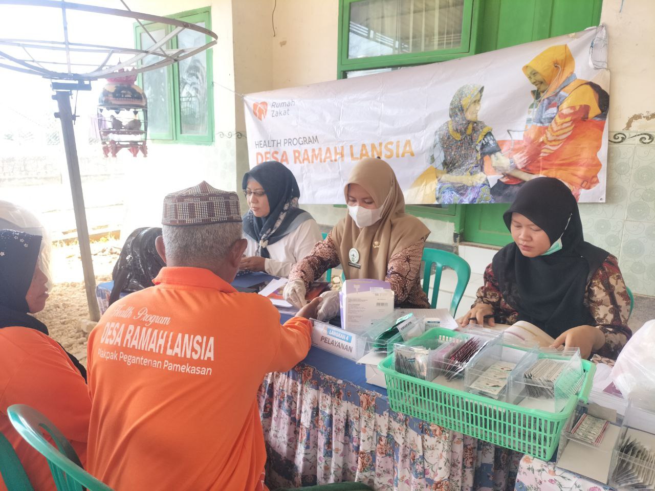 photo_2025-10-22_11-00-23 Lansia mengikuti senam pagi bersama di Posyandu Teratai Desa Plakpak.