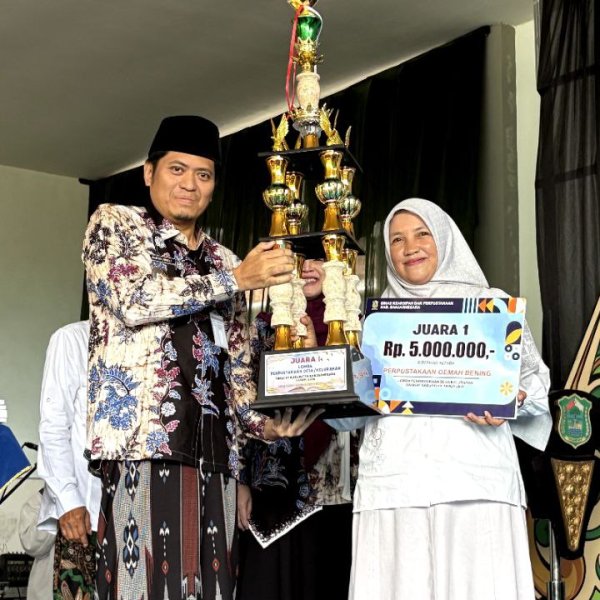 Wakil Bupati Banjarnegara menyerahkan penghargaan kepada Yekti Nunihartini dari Perpustakaan Oemah Bening binaan Rumah Zakat.