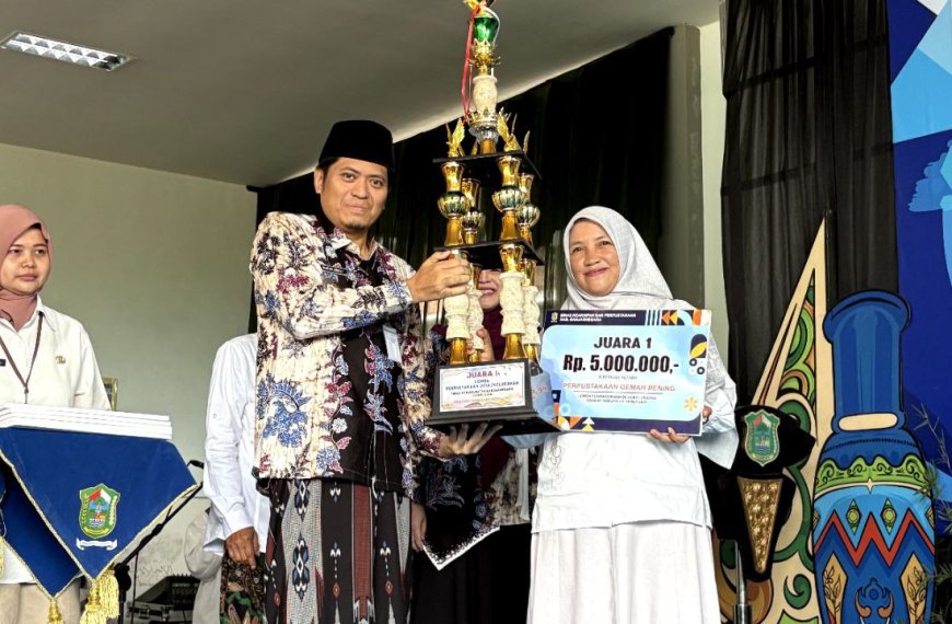 Wakil Bupati Banjarnegara menyerahkan penghargaan kepada Yekti Nunihartini dari Perpustakaan Oemah Bening binaan Rumah Zakat.